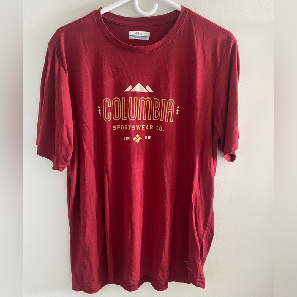 Red Columbia t-shirt, Size mens large